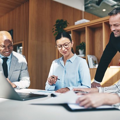 Betriebliche Gesundheitsförderung für Ihr Unternehmen – Medituev Team bespricht betriebliche Gesundheitsförderung in einem modernen Büro