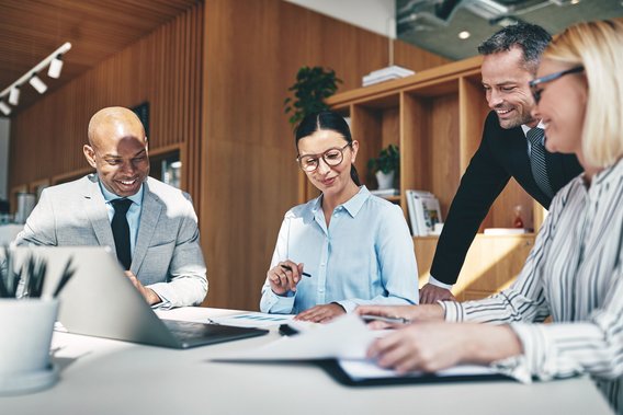 Team bespricht betriebliche Gesundheitsförderung in einem modernen Büro