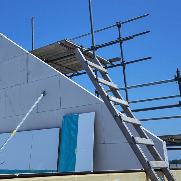 Rohbau-eines-Dachgiebels Rohbau eines Dachgiebels mit Gerüst und Leiter zur Bautenstandfeststellung auf der Baustelle