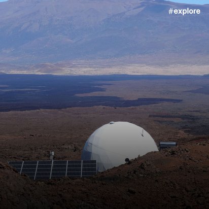 Weitblick über weiße Kuppelstation mit Solarpaneelen und Astronaut in karger Berglandschaft mit violetten Bergen im Hintergrund.