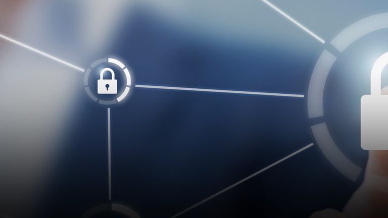 Privacy by Design Eine Hand tippt auf ein virtuelles Schloss