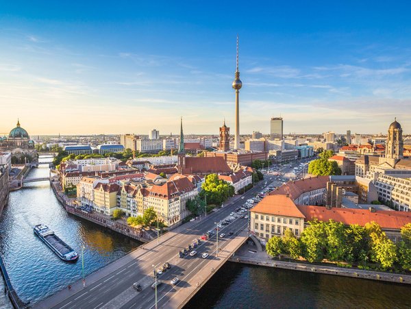 Blick auf die Skyline von Berlin mit dem Berliner Fernsehturm und der Spree