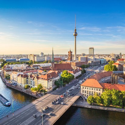 Blick auf die Skyline von Berlin mit dem Berliner Fernsehturm und der Spree