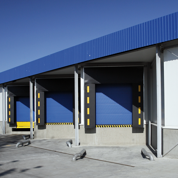 Verladerampe eines Logistikstandorts – symbolisch für TÜV NORD‑Lieferantenaudits zur Bewertung von Qualitäts‑ und Prozessfähigkeit.