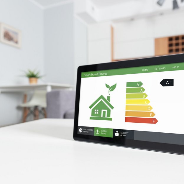 Tablet zeigt Smart-Home-Energieanzeige mit Energieeffizienzklassen von A+ bis F