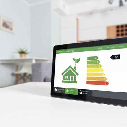 Tablet zeigt Smart-Home-Energieanzeige mit Energieeffizienzklassen von A+ bis F
