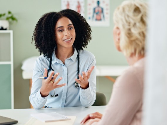 Ärztin im Gespräch mit Patientin Ärztin im Gespräch mit Patientin