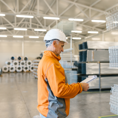 Mann arbeitet in Produktionshalle