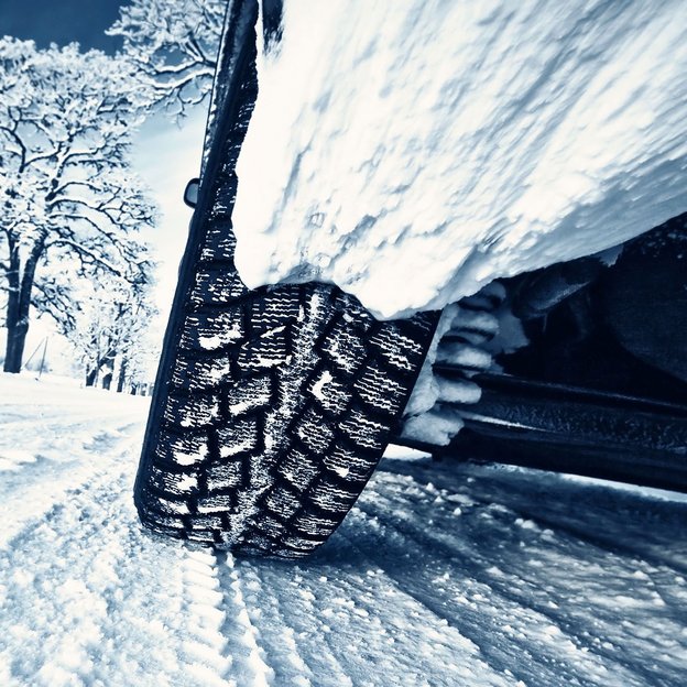 Winterreifen auf schneebedeckter Straße im Winter