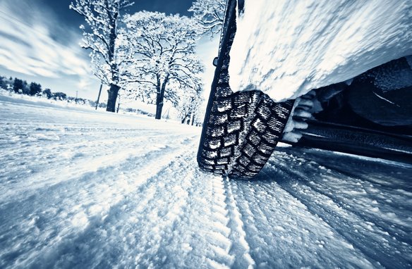 Winterreifen auf schneebedeckter Straße im Winter