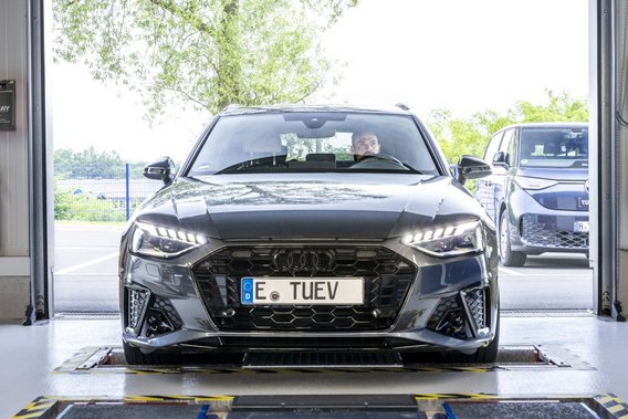 Fahrzeug bei der Einfahrt in eine TÜV NORD Prüfstation