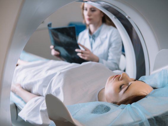 CT-Untersuchung mit moderner Röntgentechnik in der medizinischen Diagnostik CT-Untersuchung mit moderner Röntgentechnik in der medizinischen Diagnostik