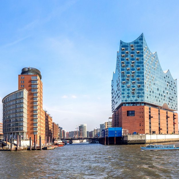 Blick auf die Elbphilharmonie und moderne Gebäude im Hamburger Hafen bei Sonnenschein