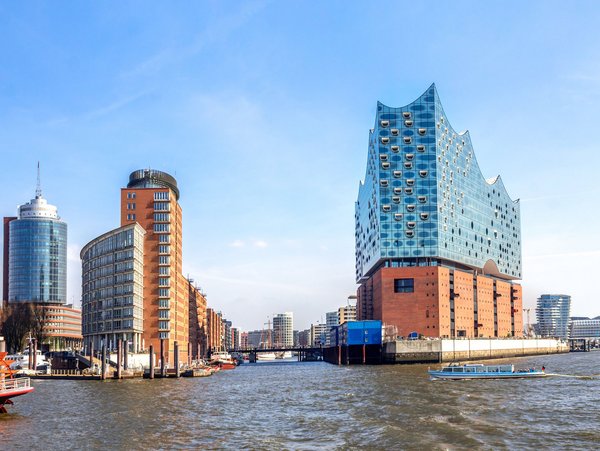 Blick auf die Elbphilharmonie und moderne Gebäude im Hamburger Hafen bei Sonnenschein