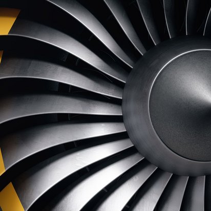 Detailaufnahme der Turbinenschaufeln eines Flugzeugtriebwerks mit gelben Markierungen.