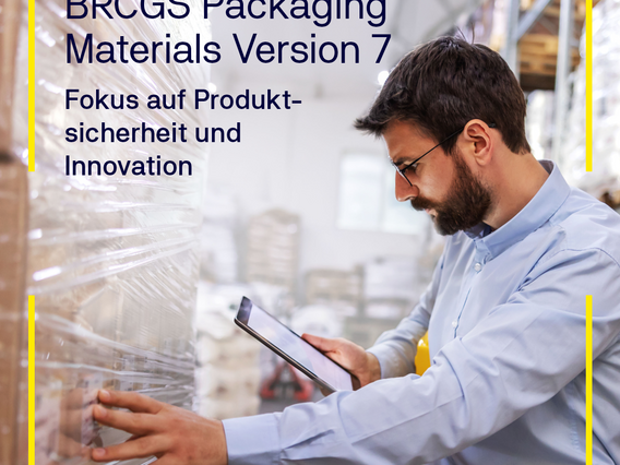 Mann mit Bart und Brille fokussiert sich auf die Verpackung von Lebensmitteln