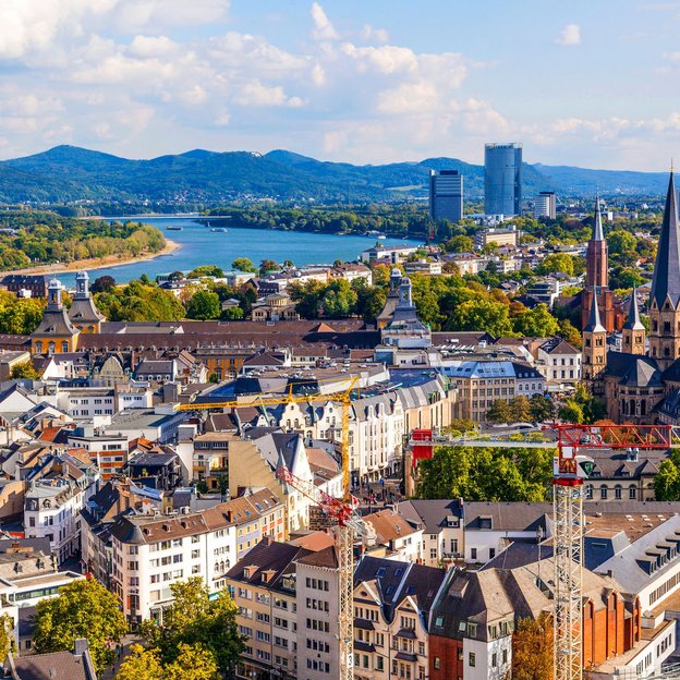Blick auf Bonn mit dem Rhein und den markanten Kirchtürmen der Stadt