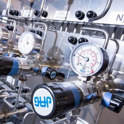 Nahaufnahme von Messgeräten und Ventilen in einer industriellen Anlage. Das Bild zeigt präzise Druckmesser und Steuerventile, die zur Überwachung von Energieflüssen und Systemparametern verwendet werden.