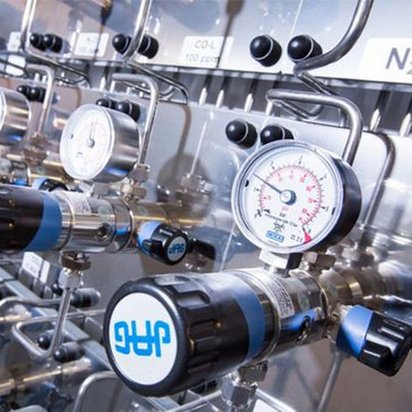 Messgeräte-zur-Überwachung-von-Energieflüssen Nahaufnahme von Messgeräten und Ventilen in einer industriellen Anlage. Das Bild zeigt präzise Druckmesser und Steuerventile, die zur Überwachung von Energieflüssen und Systemparametern verwendet werden.