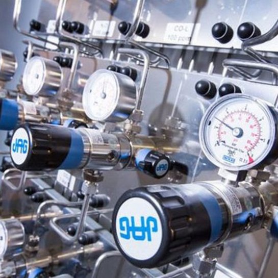 Nahaufnahme von Messgeräten und Ventilen in einer industriellen Anlage. Das Bild zeigt präzise Druckmesser und Steuerventile, die zur Überwachung von Energieflüssen und Systemparametern verwendet werden.