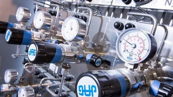 Nahaufnahme von Messgeräten und Ventilen in einer industriellen Anlage. Das Bild zeigt präzise Druckmesser und Steuerventile, die zur Überwachung von Energieflüssen und Systemparametern verwendet werden.