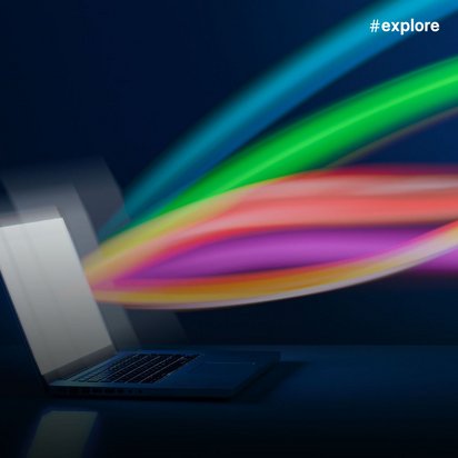 Ein aufgeklappter Laptop auf dunklem Hintergrund, aus dessen Bildschirm bunte, wellenförmige Lichtströme in Regenbogenfarben herausfließen. Die dynamische Darstellung symbolisiert digitale Kreativität, Datenübertragung oder innovative Technologie mit lebendigen Farben von Türkis bis Violett.