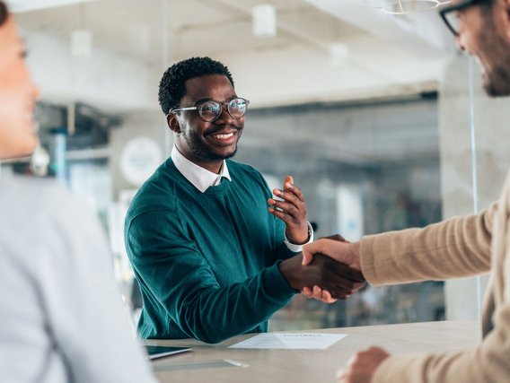 Jetzt als Referent:in bei der TÜV NORD Akademie bewerben Bewerbungsgespräch mit Handschlag – Symbolbild für den Einstieg als Referent:in bei der TÜV NORD Akademie