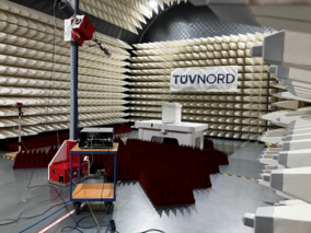 Ein Prüflabor von TÜV Nord mit Absorptionspyramiden und Messgeräten für elektromagnetische Verträglichkeitsprüfungen.
