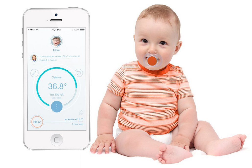 Ein Baby mit einem orangenem Schnuller sitzt auf dem Boden und trägt ein orange-weiß gestreiftes T-Shirt und eine weiße Windel. Neben dem Baby ist ein Smartphone abgebildet, das eine App mit einer Temperaturanzeige zeigt. Die App zeigt eine Temperatur von 36,8 Grad Celsius an und enthält eine Warnung, dass bei Temperaturen über 38 Grad Celsius ein Arzt konsultiert werden sollte.