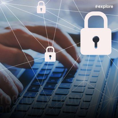 Hände tippen auf einer Laptop-Tastatur mit digitalen Schloss-Symbolen und Netzwerklinien als Overlay, die Cybersicherheit und Datenschutz symbolisieren.