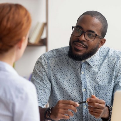 Einwandbehandlung in Verkaufsgesprächen Man führt ein Verkaufsgespräch mit einer Frau