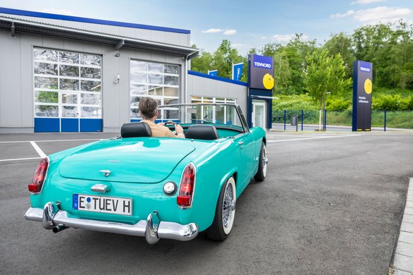 Oldtimer auf dem Weg zu einer TÜV NORD Station
