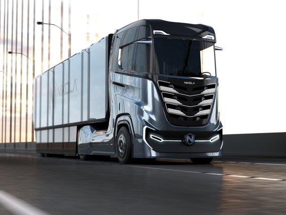 Futuristisches Konzeptfahrzeug des Herstellers Nikola mit aerodynamischem Design und silber-schwarzer Lackierung. Der Elektro-LKW hat eine moderne Fahrerkabine und einen integrierten Anhänger.