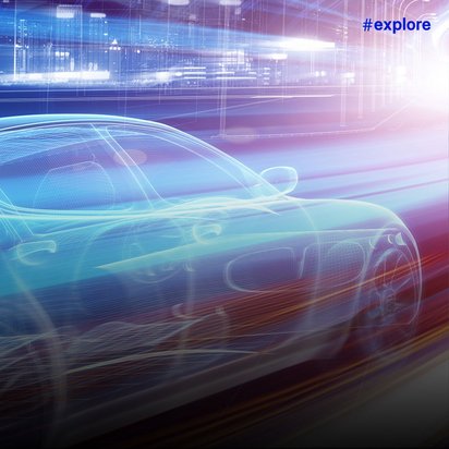 Künstlerische Darstellung eines durchscheinenden, digital vernetzten Autos in Blau- und Violetttönen vor einer futuristischen Stadtsilhouette. Das Fahrzeug wird von Lichtstreifen und Datenvisualisierungen umgeben, die Geschwindigkeit und Konnektivität symbolisieren.