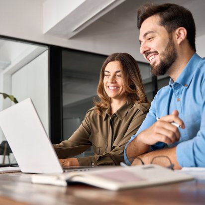 Qualitätsmanager (TÜV) Zwei Qualitätsmanager (TÜV) sitzen vor einem Bildschirm.