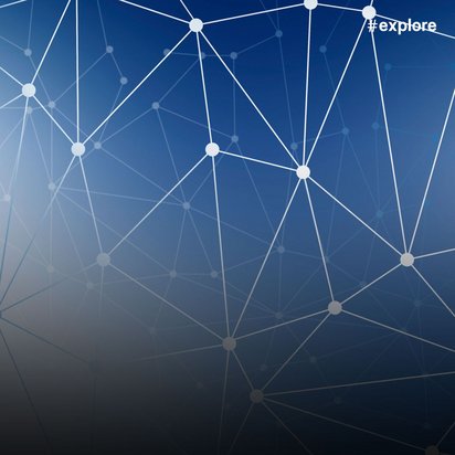 Abstraktes Netzwerk-Design mit verbundenen weißen Knotenpunkten und blauen Linien auf einem Farbverlauf von Weiß zu Dunkelblau. Die geometrische Darstellung symbolisiert digitale Vernetzung, Technologie oder Datenverbindungen in modernem, minimalem Stil.