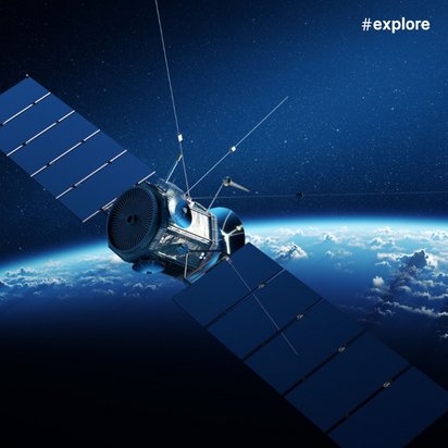 Kunstdarstellung eines Kommunikationssatelliten mit Solarpanelen im Orbit über der blauen Erdatmosphäre und Wolken im Weltraum.