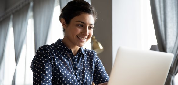 Frau am Laptop