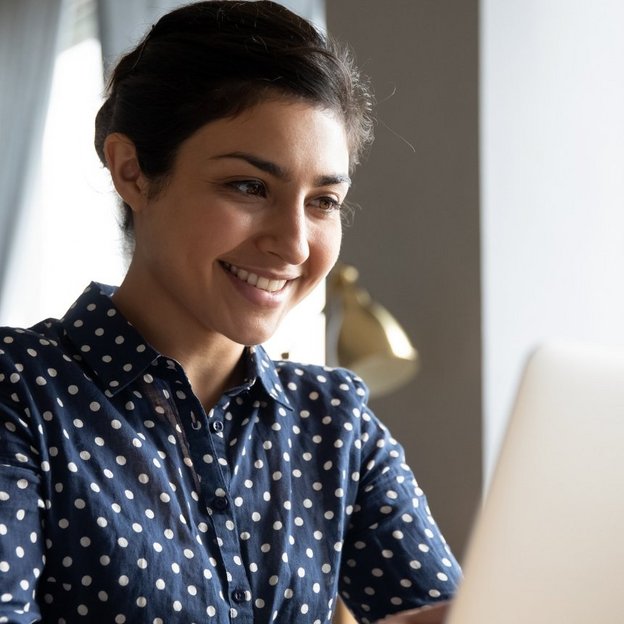 Frau am Laptop