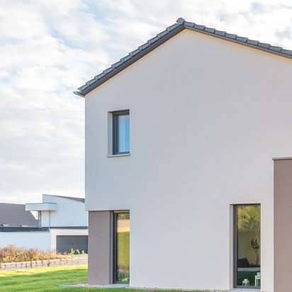 Aufnahme einer seitlichen Front eines weißen Einfamilienhauses.