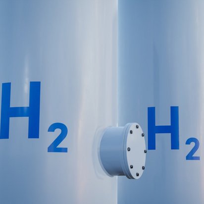 Drei moderne Wasserstofftanks sind bereit für erneuerbare Energien