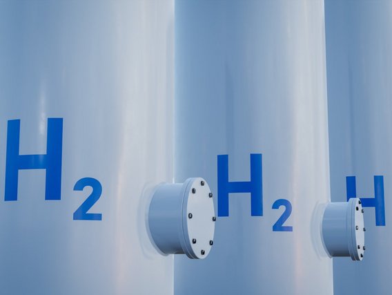Drei moderne Wasserstofftanks für erneuerbare Energie