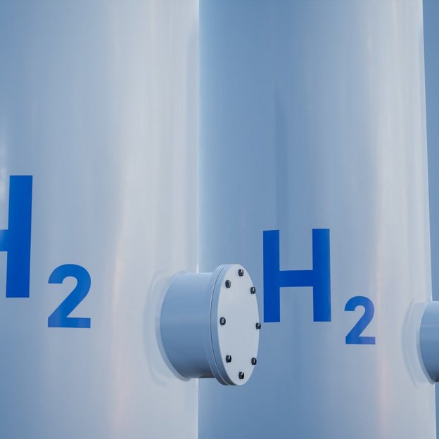 Drei moderne Wasserstofftanks für erneuerbare Energie