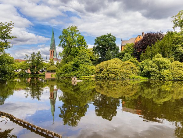 Parklandschaft in Oldenburg mit Kirche im Hintergrund
