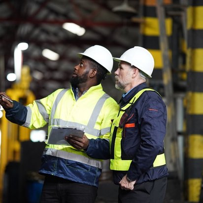 Inspektion in der Produktion Zwei Prüfingenieure bei der Inspektion in der Produktion