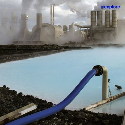 Ein Geothermiekraftwerk mit dampfenden Anlagen steht neben einem türkisblauen Thermalwasserbecken. Ein blaues Rohr und Messgeräte auf einem Stativ dokumentieren die geothermische Aktivität am Standort.WiederholenClaude kann Fehler machen. Bitte überprüfen Sie die Antworten.