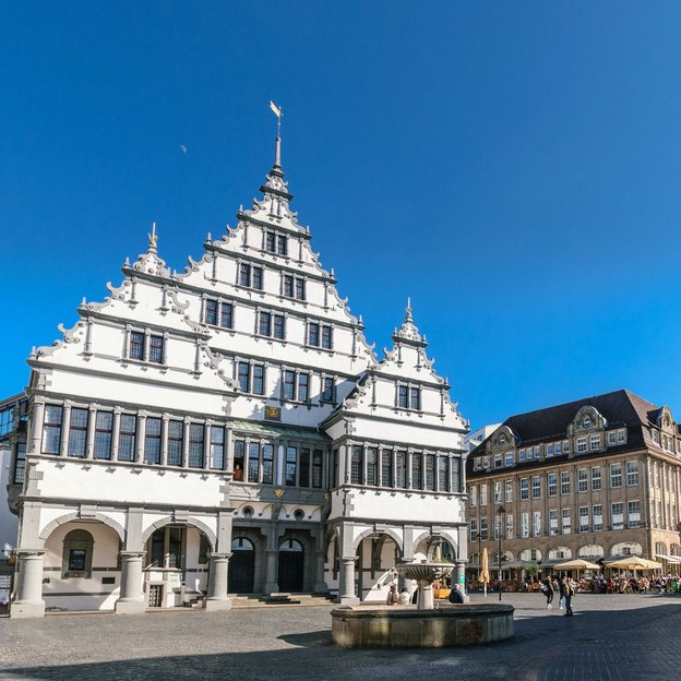 Blick auf das historische Rathaus von Paderborn auf dem Marktplatz