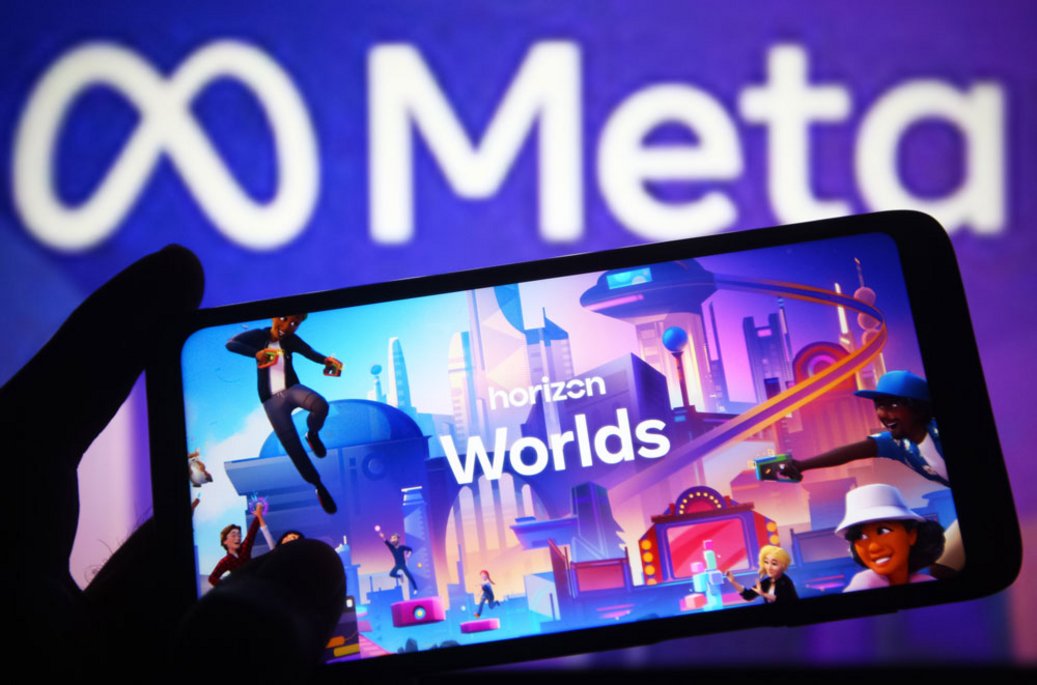 Ein Smartphone zeigt die App "Horizon Worlds" mit virtuellen Figuren in einer futuristischen Stadt. Im Hintergrund ist das verschwommene Meta-Logo auf blauem und violettem Hintergrund zu sehen.