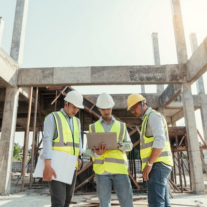 Mittarbeiter auf der Baustelle 