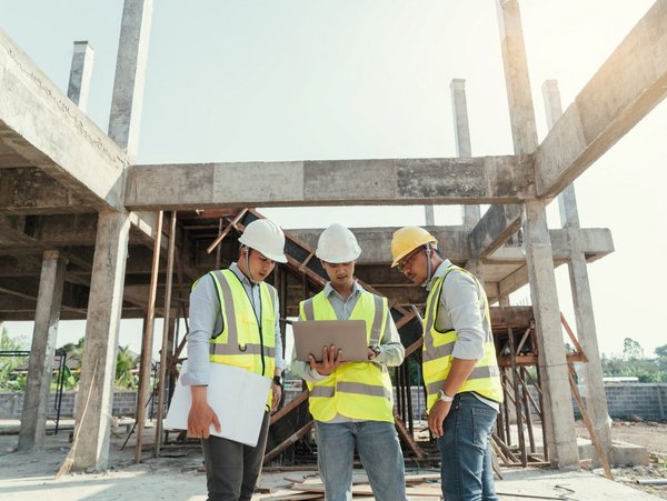 Mittarbeiter auf der Baustelle 